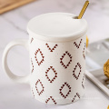 Personnalité créative Tasse en céramique avec couvercle Tendance à petit petit déjeuner Milk Milk tasse à maison tasse de café femelle Custruction de tasse d&#39;eau